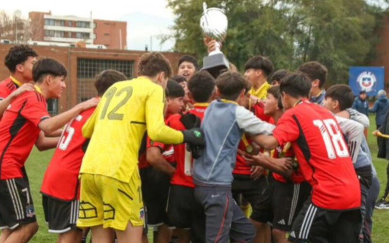 Jugadores de Colo-Colo celebrando con la copa