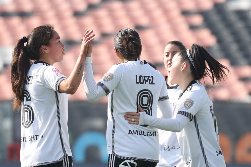 Jugadoras de Colo-Colo celebrando un gol en el Campeonato Femenino SQM