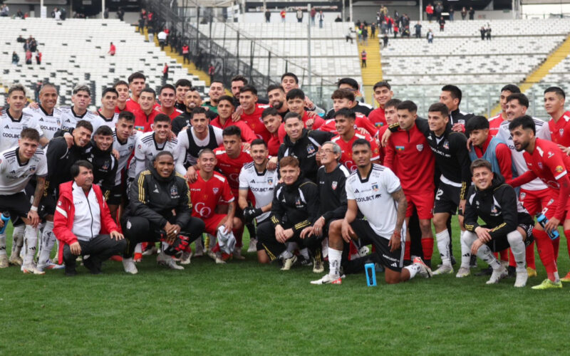 Planteles de Colo-Colo y Deportes Quillón después del duelo por Copa Chile