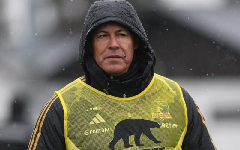 Jorge Almirón durante un entrenamiento de Colo-Colo.