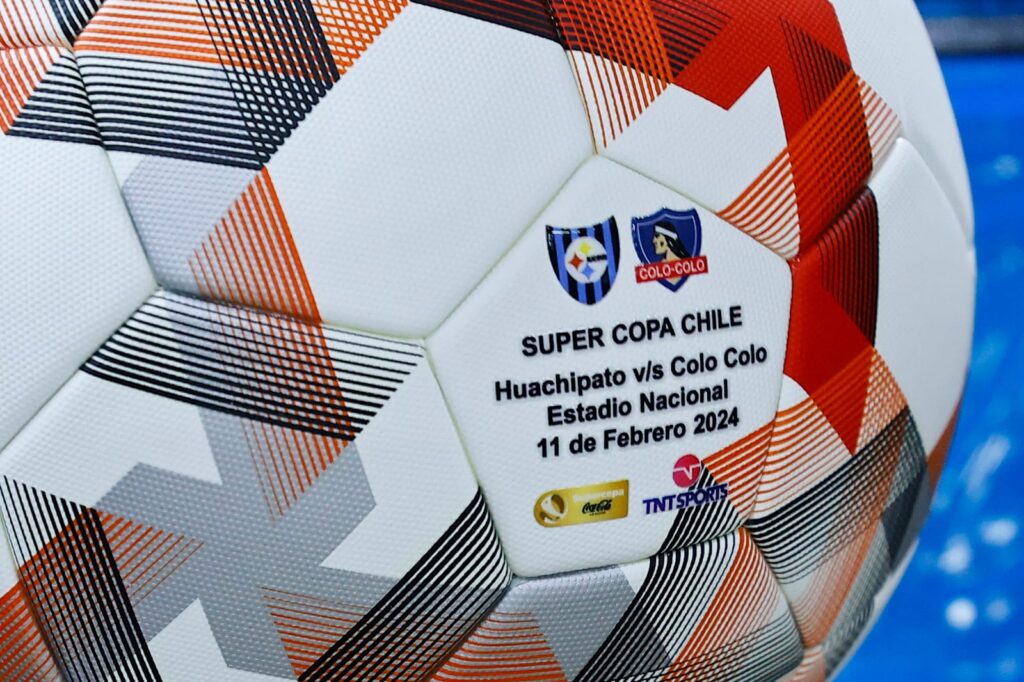 Balón utilizado en la Supercopa 2024 entre Colo-Colo y Huachipato.