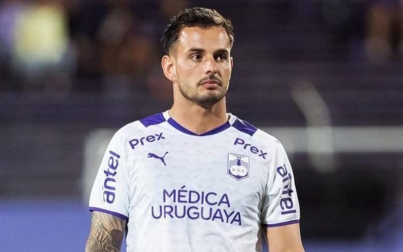 Octavio Rivero con la camiseta de Defensor Sporting.