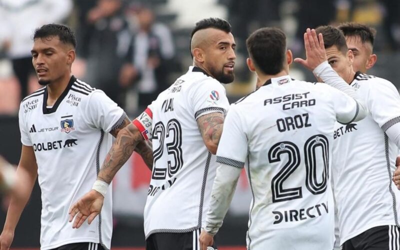 Jugadores de Colo-Colo celebrando un gol frente a Club Deportes Quillón