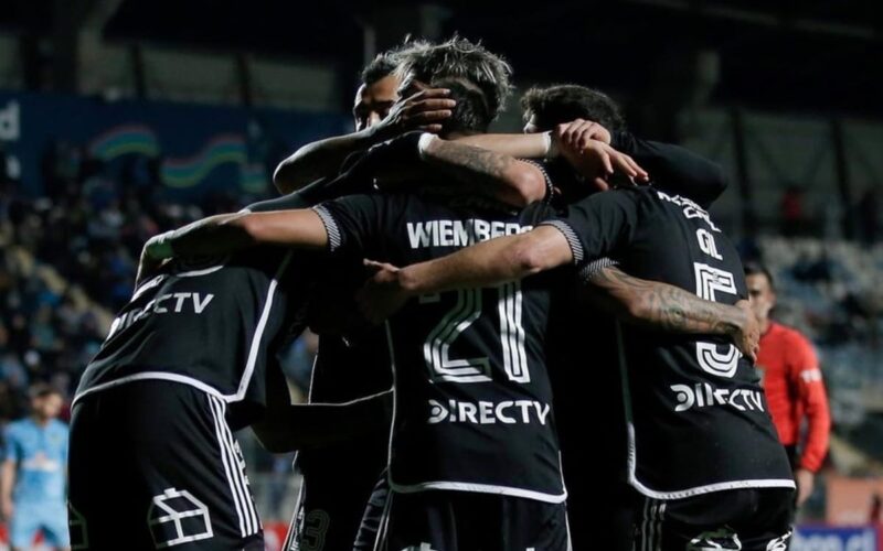 Plantel de Colo-Colo celebrando un gol.