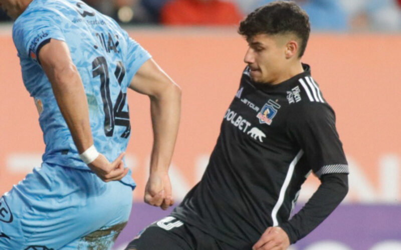 Alexander Oroz con la camiseta negra de Colo-Colo.