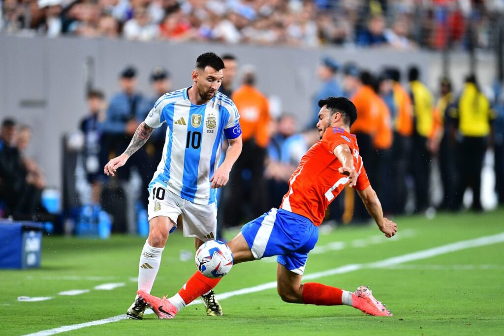 Lionel Messi y Gabriel Suazo en partido Selección Chilena y Argentina.