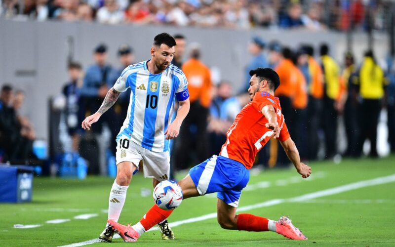Lionel Messi y Gabriel Suazo en partido Selección Chilena y Argentina.