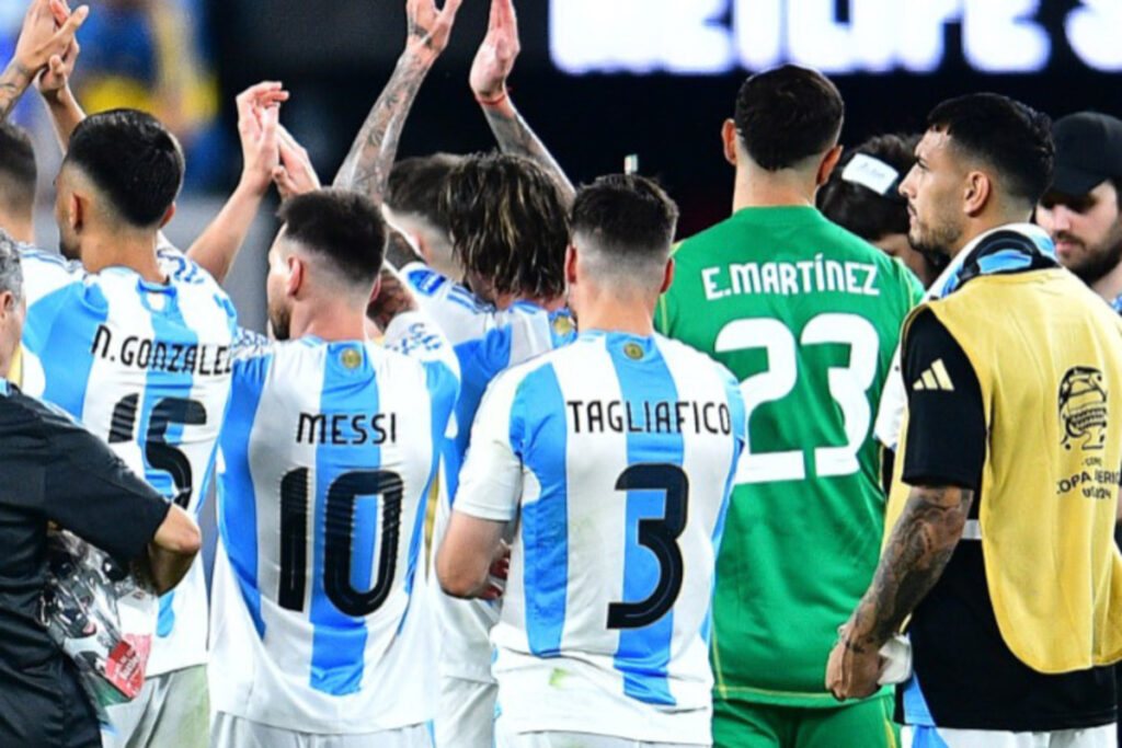 Jugadores de la Selección Argentina en el duelo contra Chile en la Copa América.