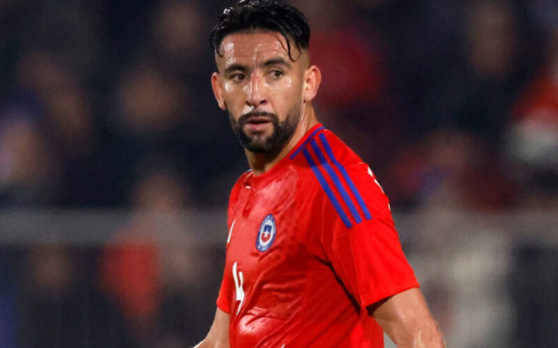 El jugador de la Selección Chilena, Mauricio Isla, en el partido amistoso frente a Paraguay.