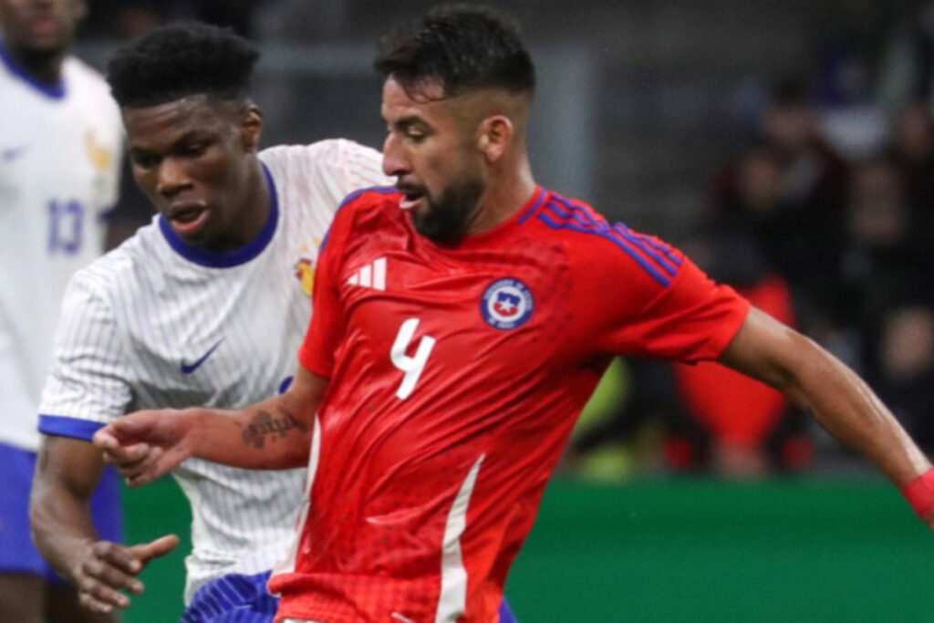 El jugador de la seleccion chilena Mauricio Isla controla el balón durante del partido amistoso contra Francia
