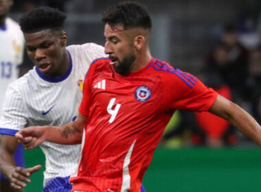 El jugador de la seleccion chilena Mauricio Isla controla el balón durante del partido amistoso contra Francia