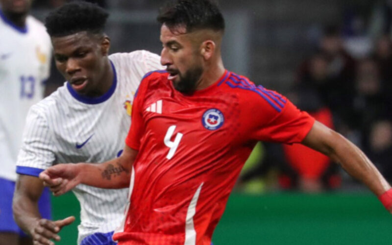 El jugador de la seleccion chilena Mauricio Isla controla el balón durante del partido amistoso contra Francia