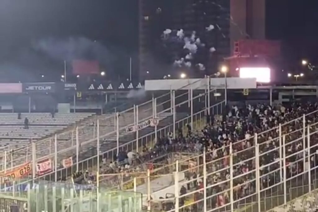 Lanzamiento de fuegos de artificio a la barra visitante en el Estadio Monumental
