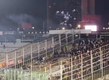 Lanzamiento de fuegos de artificio a la barra visitante en el Estadio Monumental