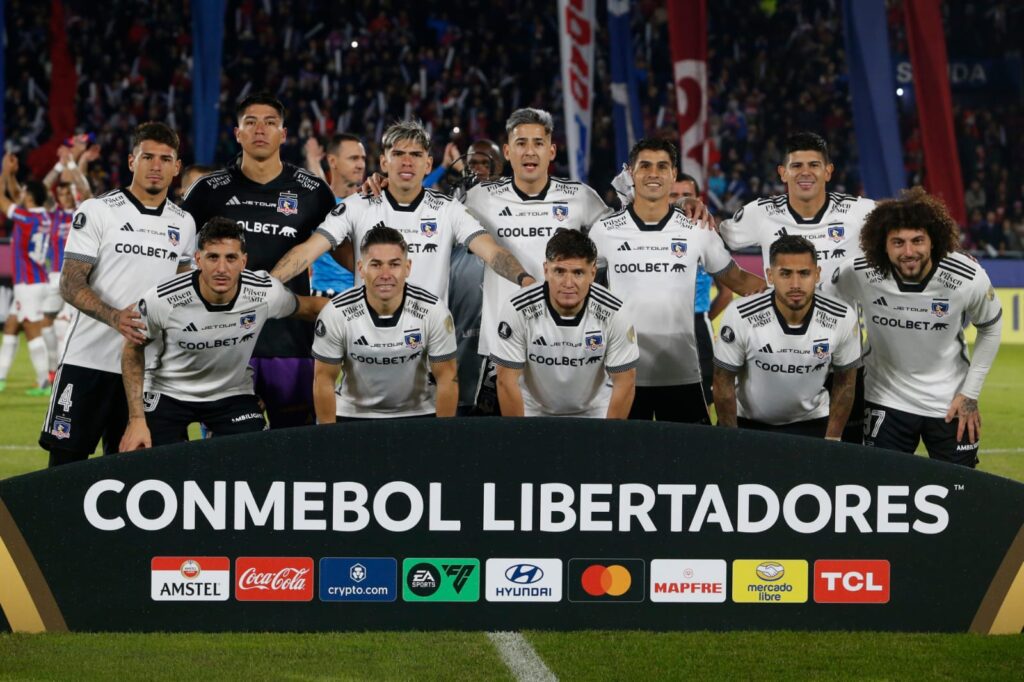 Formación de Colo-Colo frente a Cerro Porteño en Paraguay.