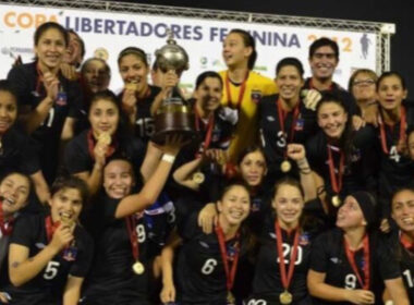 Las jugadoras de Colo-Colo Femenino levantando la Copa Libertadores 2012