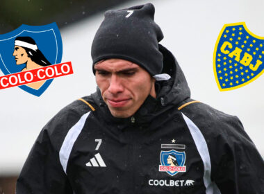 Primer plano de Carlos Palacios con los escudos de Colo-Colo y Boca Juniors.