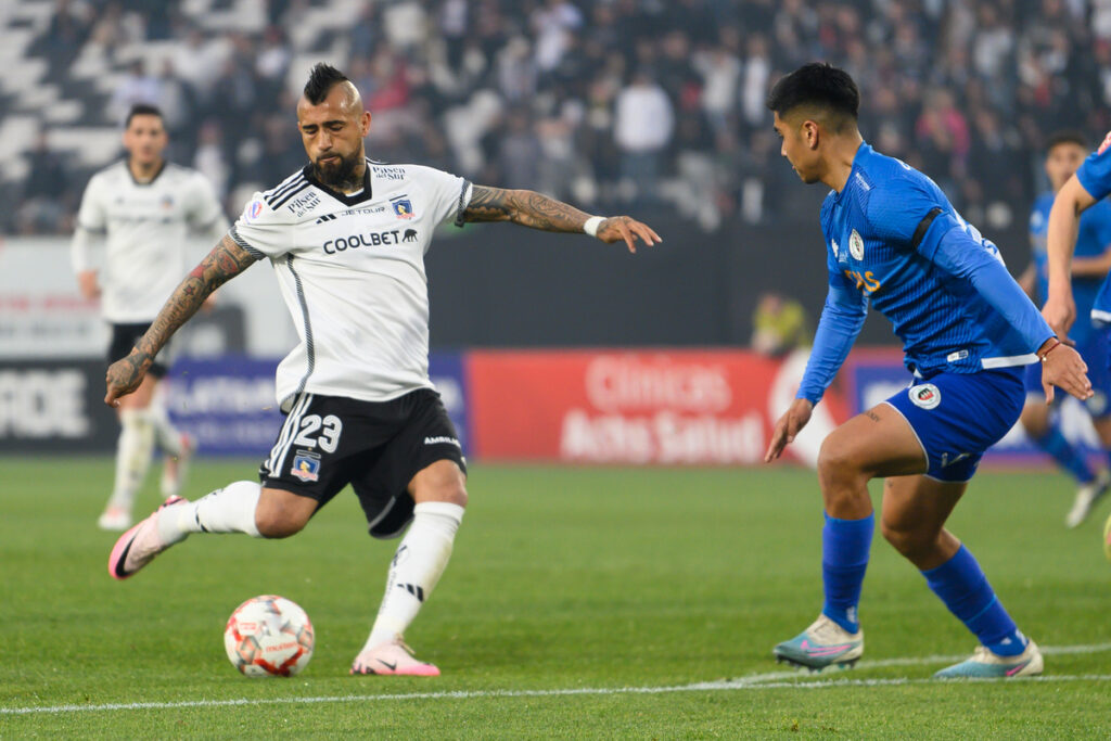 Arturo Vidal golpeando un balón ante la marca de un jugador de Deportes Santa Cruz.