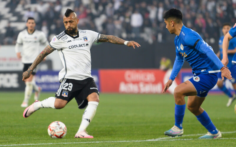 Arturo Vidal golpeando un balón ante la marca de un jugador de Deportes Santa Cruz.