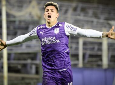 Anderson Duarte celebrando un gol con los brazos abiertos.