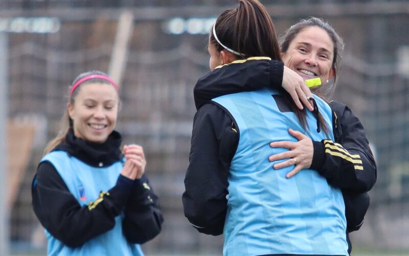 Tatiele Silveira abrazando a una jugadora de Colo-Colo Femenino.