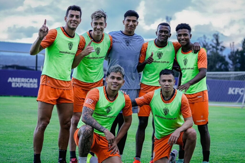 Jugadores de Independiente del Valle formados en un entrenamiento.