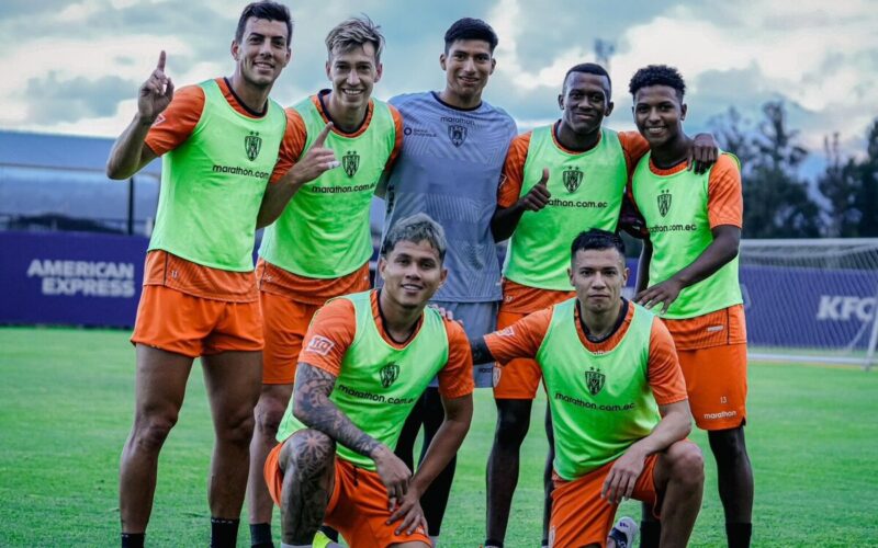 Jugadores de Independiente del Valle formados en un entrenamiento.