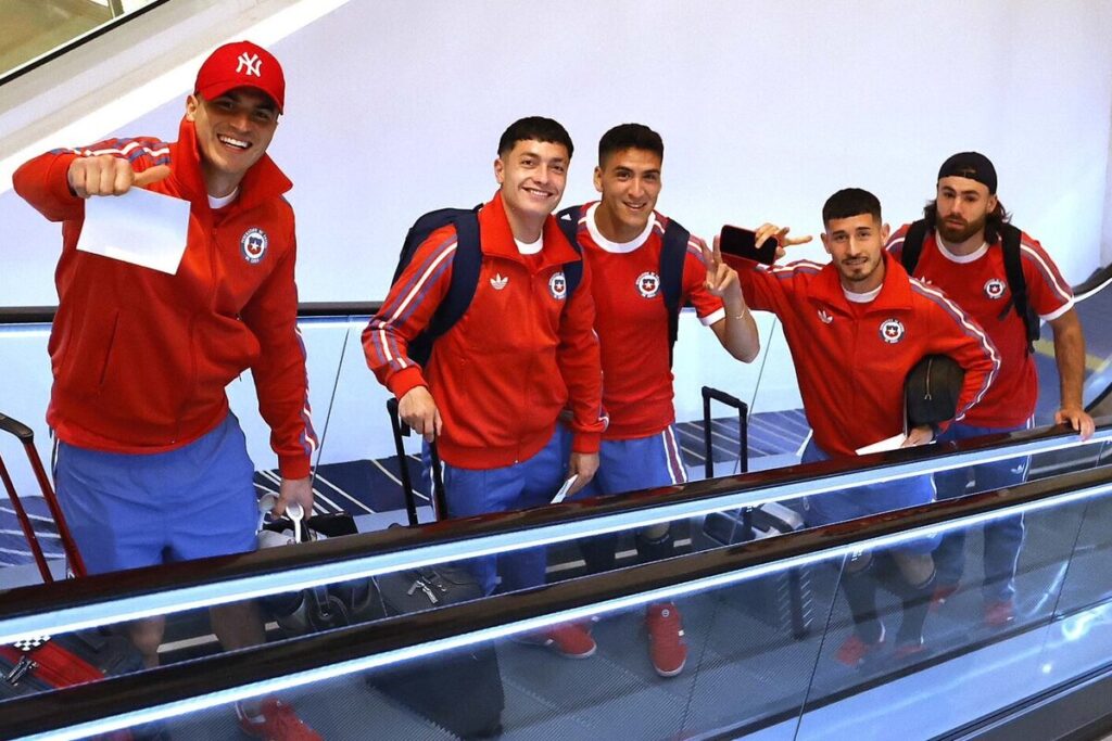 Jugadores de la Selección Chilena sobre una escalera mecánica.