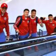 Jugadores de la Selección Chilena sobre una escalera mecánica.
