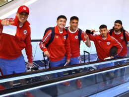 Jugadores de la Selección Chilena sobre una escalera mecánica.