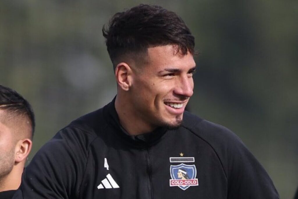 Primer plano de Alan Saldivia sonriendo con indumentaria de Colo-Colo.