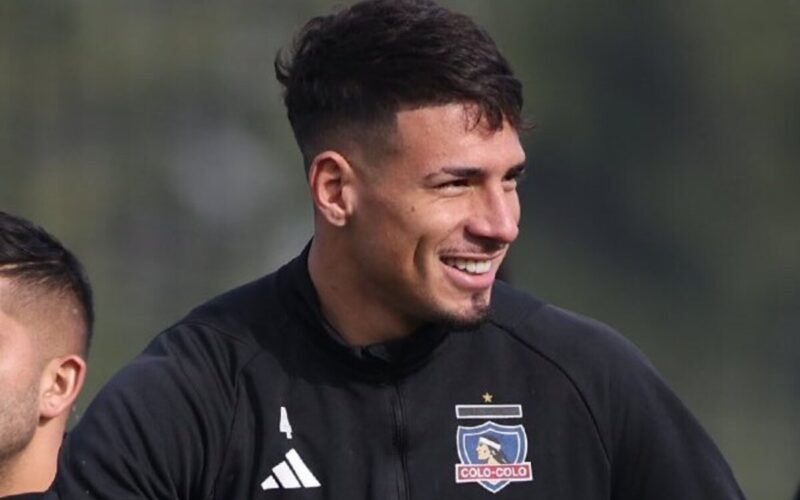 Primer plano de Alan Saldivia sonriendo con indumentaria de Colo-Colo.