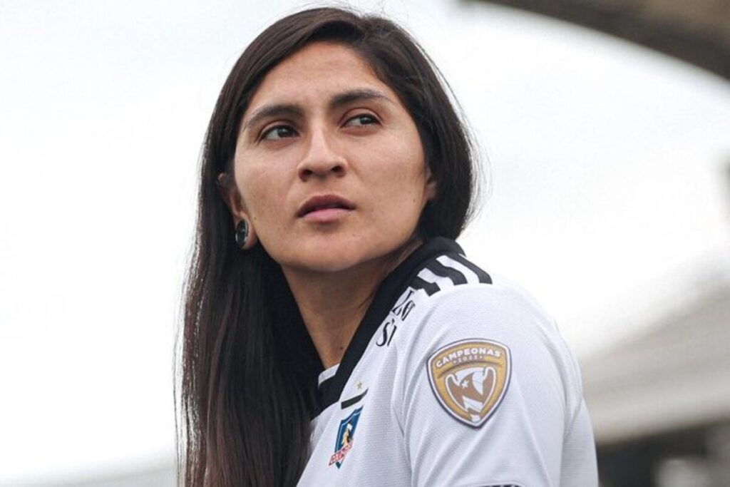 Primer plano de Yenny Acuña con la camiseta de Colo-Colo.