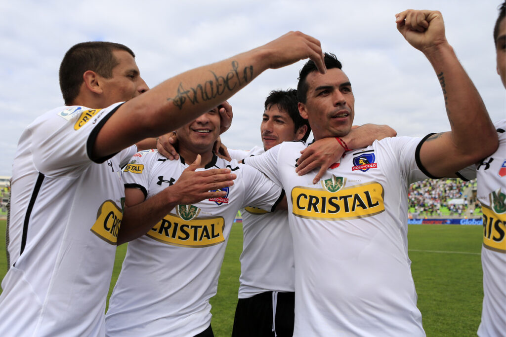 Jugadores de Colo-Colo celebrando un gol.