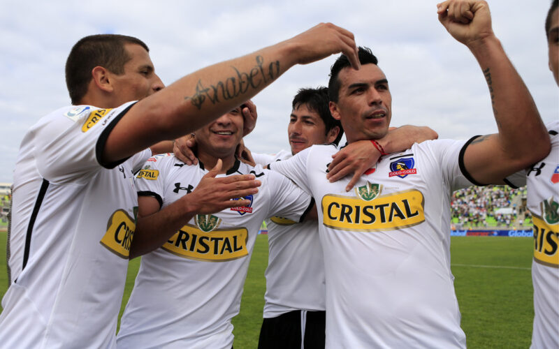 Jugadores de Colo-Colo celebrando un gol.