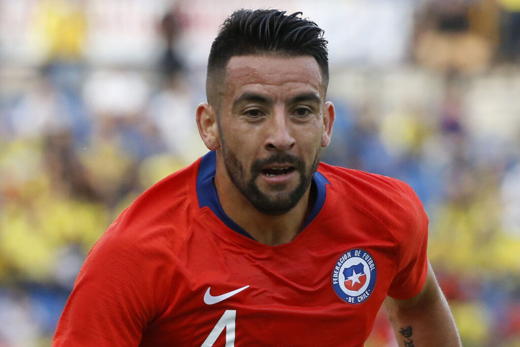 Primer plano de Mauricio Isla con la camiseta de la Selección Chilena.