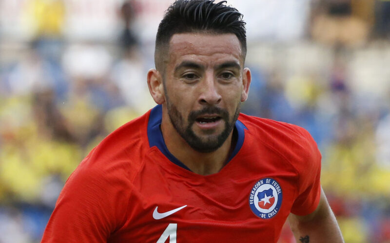 Primer plano de Mauricio Isla con la camiseta de la Selección Chilena.