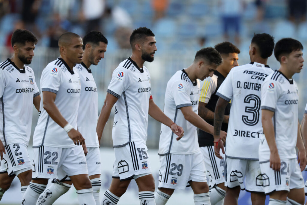 Jugadores de Colo-Colo en la cancha cabizbajos.