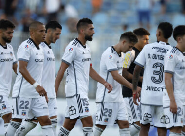 Jugadores de Colo-Colo en la cancha cabizbajos.