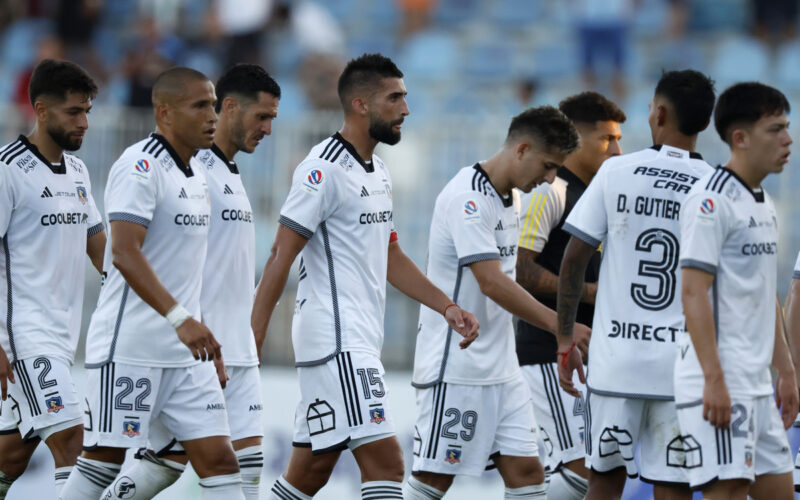 Jugadores de Colo-Colo en la cancha cabizbajos.