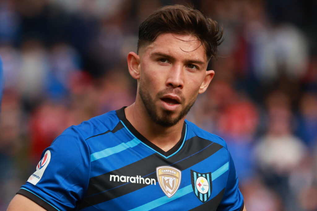 Primer plano de Felipe Loyola con la camiseta de Huachipato.