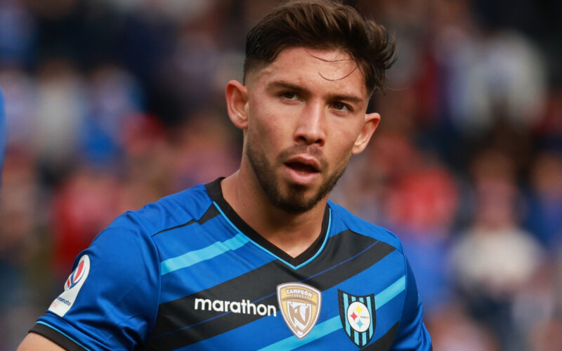 Primer plano de Felipe Loyola con la camiseta de Huachipato.