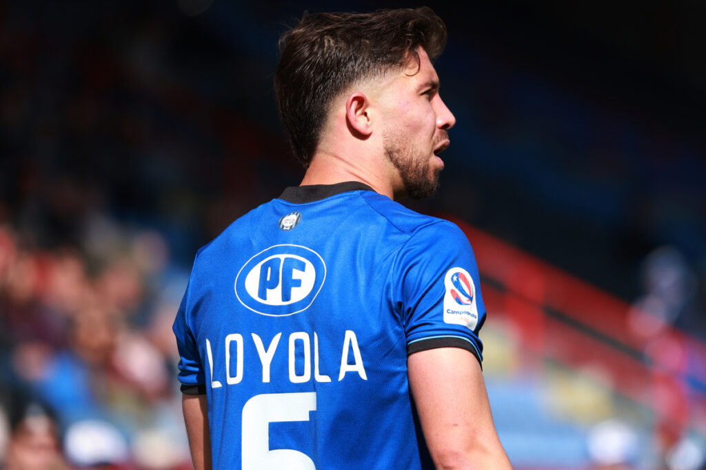 Felipe Loyola con camiseta de Huachipato.