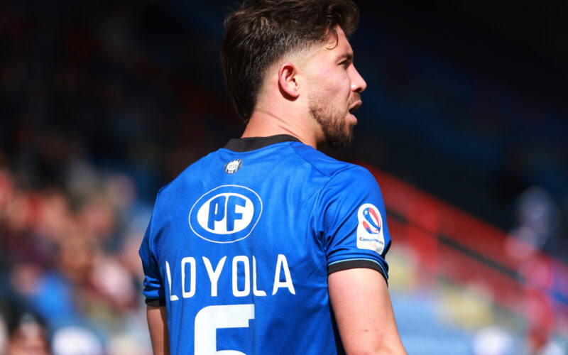 Felipe Loyola con camiseta de Huachipato.