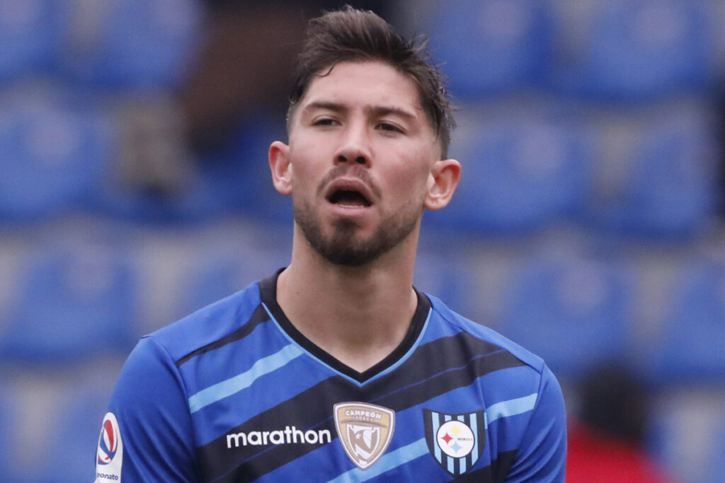 Primer plano de Felipe Loyola con la camiseta de Huachipato.