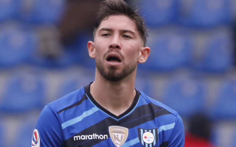 Primer plano de Felipe Loyola con la camiseta de Huachipato.