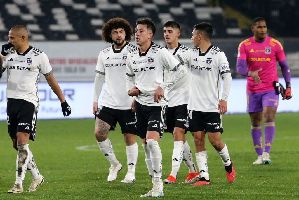 Jugadores de Colo-Colo caminando en la cancha principal del Estadio Monumental