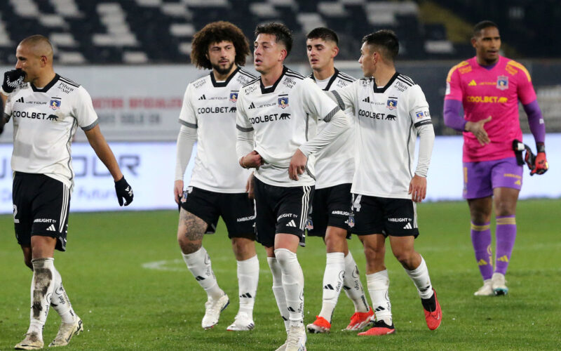 Jugadores de Colo-Colo caminando en la cancha principal del Estadio Monumental