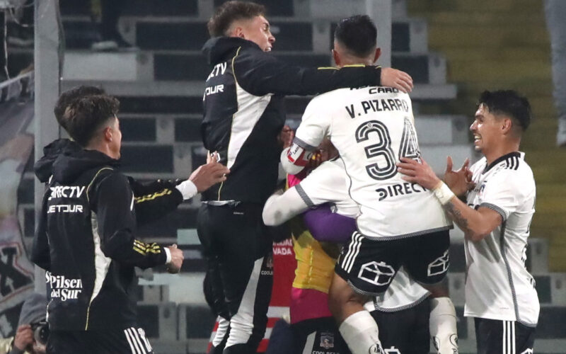 Jugadores de Colo-Colo celebrando un gol.