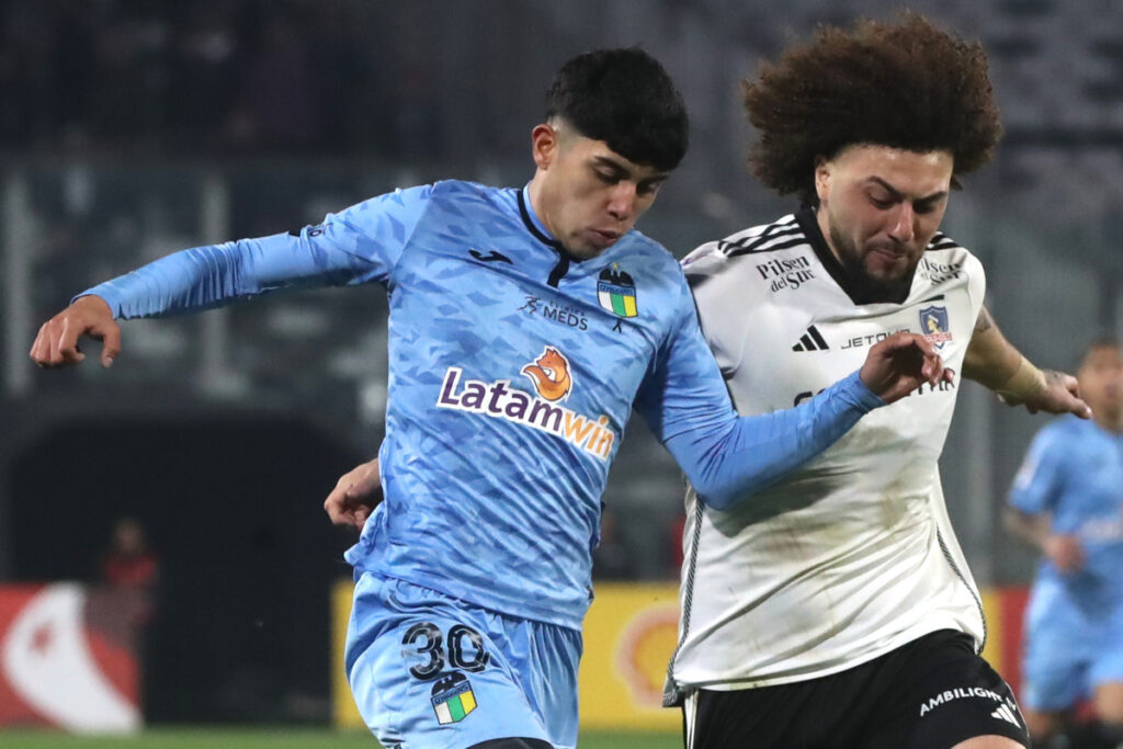 Maximiliano Falcón luchando un balón con un rival en un duelo entre Colo-Colo y O'Higgins.